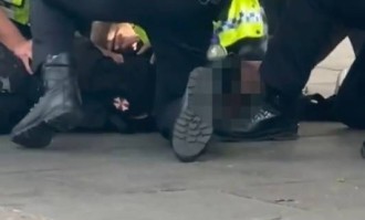 太阳报：切尔西比赛结束后，场外一16岁少年因涉嫌持仿制枪被捕