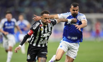 巴黎圣日耳曼奖杯展示：法甲大战昂热背后的荣耀与期待