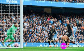 英超铁卫一战载入史册：单场乌龙双响+和队友争顶助攻对手破门